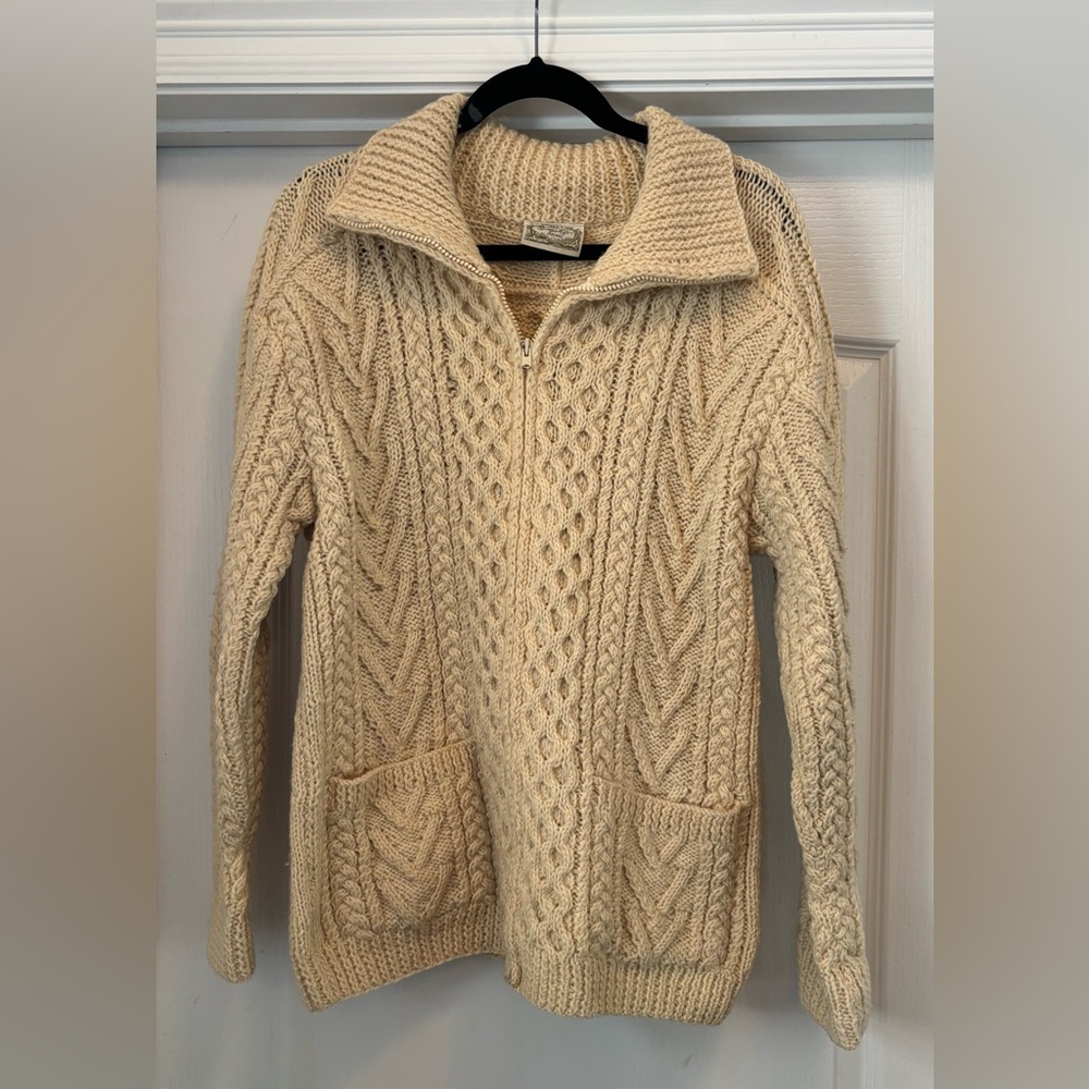 SOLD SOLD !! Women’s Vintage cable knit wool sweater cardigan.